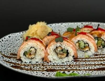 Опаленный лосось с угрем в Papaya по цене 1152 ₽