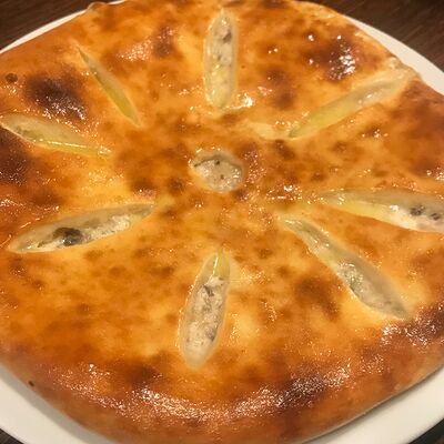 Осетинский пирог с курицей и сыром в Хинкальная Легенда по цене 1220 ₽