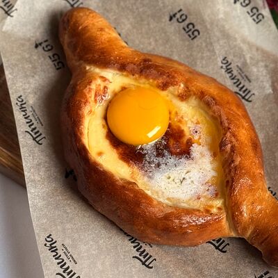 Хачапури по-аджарски с яйцом в Птичка по цене 430 ₽