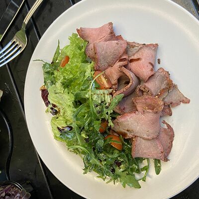Салат Кейл с ростбифом в Мёд и мясо по цене 450 ₽