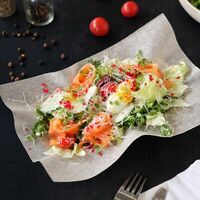 Салат со слабосоленым лососем и томатами черри в сливочном соусе в FASTFINE №1