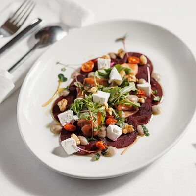 Карпаччо из томлёной свёклы с подкопчённым лососем, ореховой заправкой и сыром фета в Four по цене 880 ₽