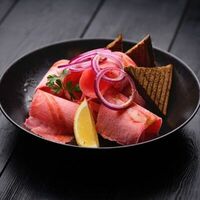 Строганина из тунца в Британника