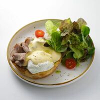 Бенедикт с ростбифом в Rabbit