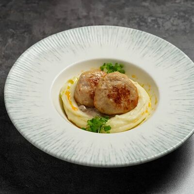 Куриные биточки с картофельным пюре и грибным соусом в Everest Sochi по цене 850 ₽