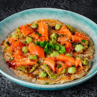 Лепешка парата с лососем в Sticks Sushi по цене 820 ₽