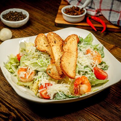 Цезарь с креветками в Пловная по цене 450 ₽