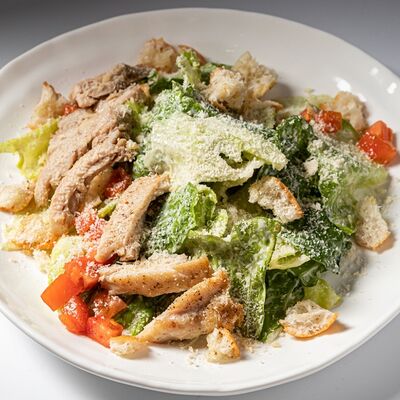 Цезарь с курочкой в Тирольские пироги по цене 550 ₽