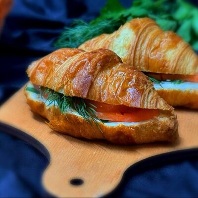 Фуд-бокс Круассаны с кижучем М в Boom-box Catering по цене 2390 ₽