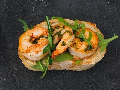 Брускетта с рукколой, креветкой и соусом «Песто» в Mojo по цене 220