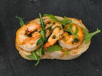 Брускетта с рукколой, креветкой и соусом «Песто» в Mojo