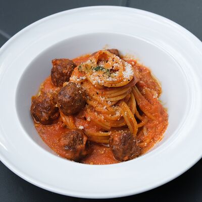 Спагетти с митболами и соусом ромесков Piu piu по цене 920 ₽
