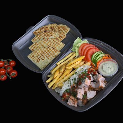 Гирос на тарелке с курицей в Grand шаурма по цене 640 ₽