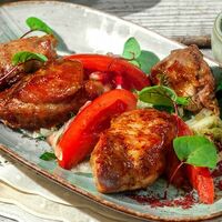 Шашлык грузинский свиной с зеленью и томатами в Кацо