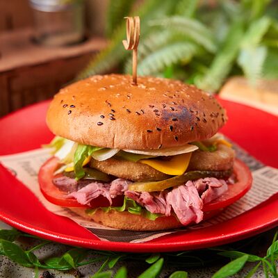 Бургер с рваной говядиной и луковыми кольцами в Рестобар Ферум по цене 390