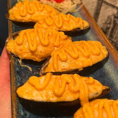 Запеченные мидии под соусом спайси S в Лобстер по цене 369 ₽