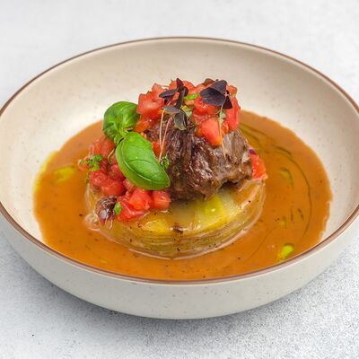 Говяжьи щечки с картофельным гратеном и соусом демигласв Незагорами по цене 1350 ₽