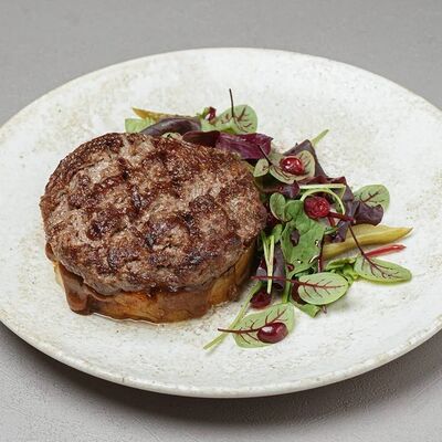 Рубленный бифштекс из мраморной вырезки с печеным картофелем в Диккенс по цене 1950 ₽