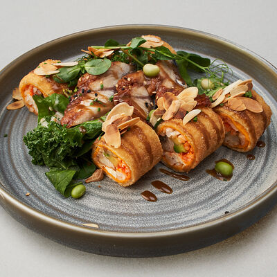 Ролл-салат с сашими из угря и роллом темпура в Mojo по цене 890