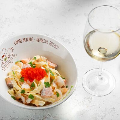Феттуччине с лососем, креветками и икрой в сливочном соусе в АндерСон по цене 910 ₽