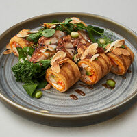 Ролл-салат с сашими из угря и роллом темпура в Mojo