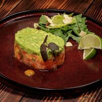 Тартар из лосося с муссом из авокадо в The River Restaurant