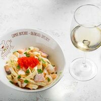 Феттуччине с лососем, креветками и икрой в сливочном соусе в АндерСон