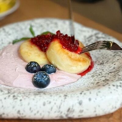Сырники с брусникой в Калиточная по цене 750 ₽