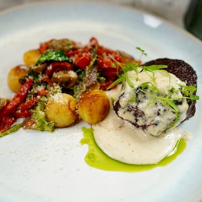 Шатобриан и овощи с арахисом в Gaudi по цене 2000 ₽