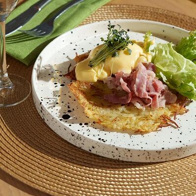 Картофельный драник с беконом и яйцом пашотв En Ferio по цене 450 ₽