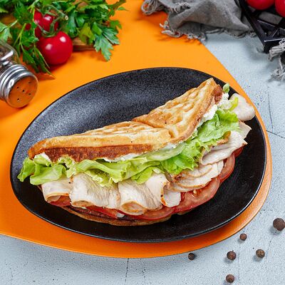 Вафля с индейкой и соусом тартарв Оу май паста по цене 550 ₽