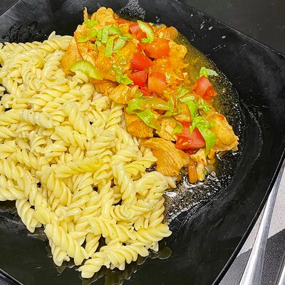Гуляш из курицы с макаронами в Как дома по цене 410 ₽