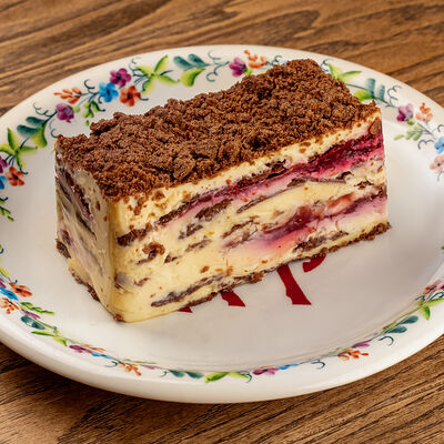 Наполеон шоколадный с вишней в Казак по цене 540 ₽