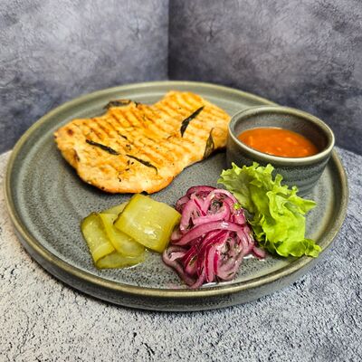 Стейк из куриного филе в Сытый гусь по цене 520 ₽