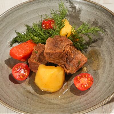 Томлёная говядина с картошкой и морковью в собственном соку в Троя по цене 970 ₽