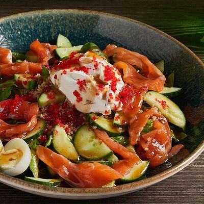 Салат со слабосоленым лососем в Хочу и буду по цене 634 ₽