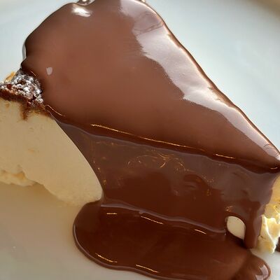 Чизкейк Сан-Себастьян в Fllore cafe по цене 499 ₽