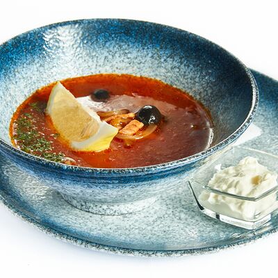 Солянка мясная со сметаной в Огонь и лед по цене 610 ₽