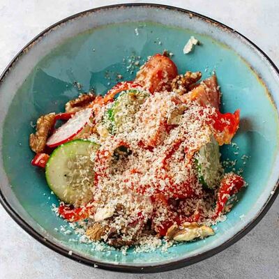 Салат овощной с грецким орехом в Beer-Burger по цене 380 ₽