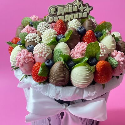 Шляпная коробка с клубникой в шоколаде и топпером из молочного и белого шоколада С днем рождения в Cosmoberry по цене 6500 ₽