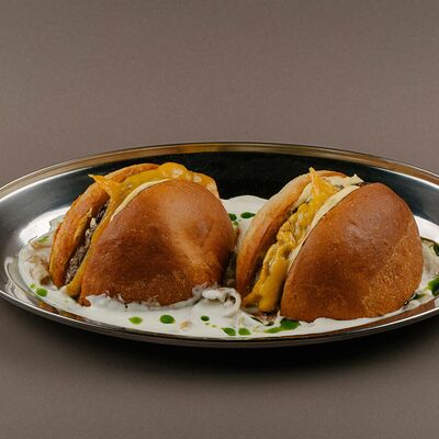 Бургер с котлетой из мраморной говядины в Кими по цене 1250 ₽