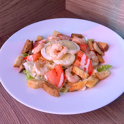 Салат Цезарь с креветками в Великолепный век по цене 500 ₽