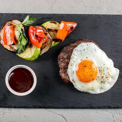 Бифштекс с яйцом и овощами гриль в Мангал по цене 490 ₽
