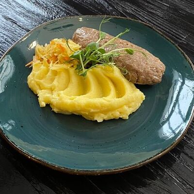 Зраза мясная, фаршированная луком и яйцом, пюре картофельное, салат капустный в Длинный нос по цене 350 ₽