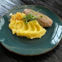 Зраза мясная, фаршированная луком и яйцом, пюре картофельное, салат капустный в Длинный нос