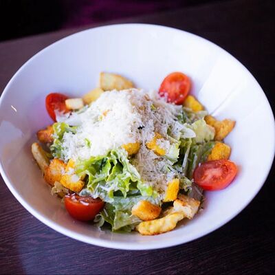 Салат Цезарь с курицей в Chill Zone по цене 550 ₽