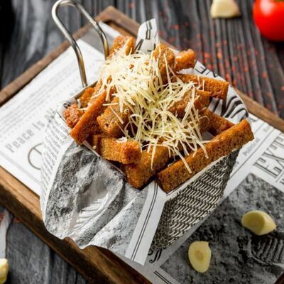 Гренки под сыром пармезанв Lariote по цене 420 ₽