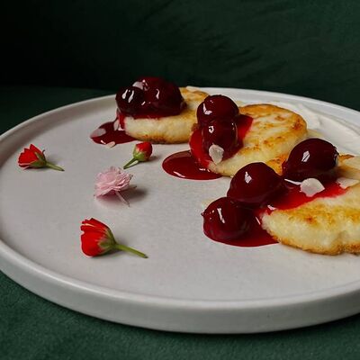 Сырники с творожным муссом и томленой вишней в Raison D’être по цене 390 ₽
