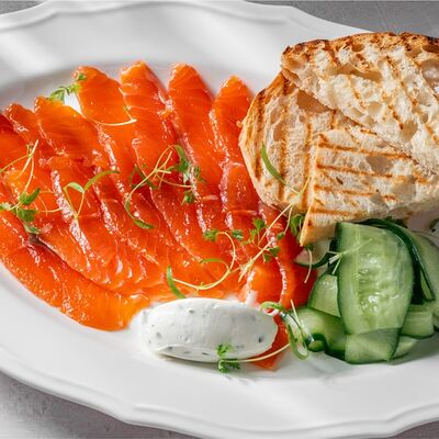 Лосось домашнего посола с сырным кремом и огурцом в BEERMAN&Schlitz по цене 990 ₽