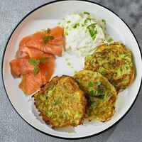Оладьи из цукини с лососем и страчателлой в Come Mode Cafe